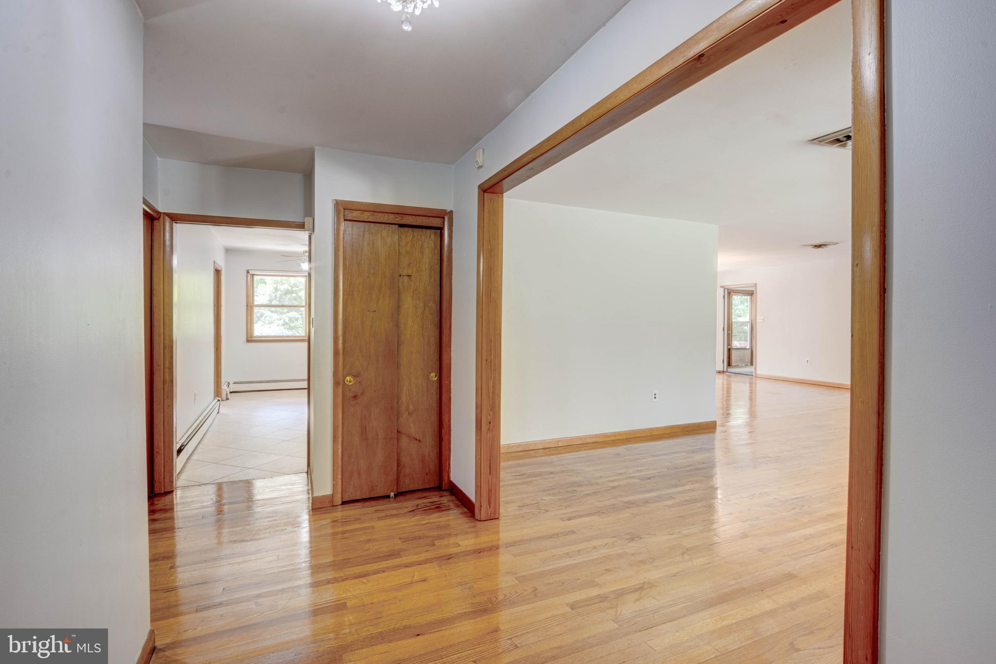 8191 Old Mill Road Pasadena, MD 21122 - Photo 4 of 37 Foyer