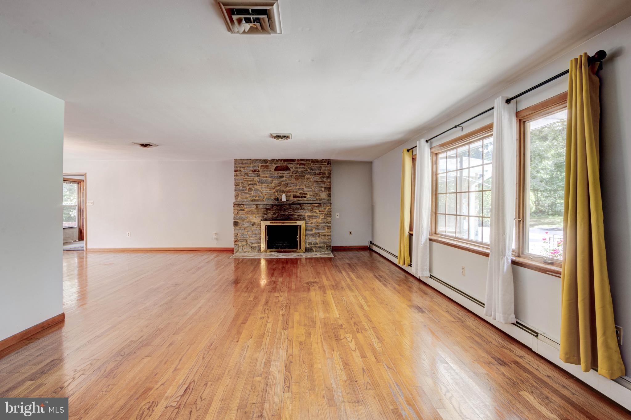 8191 Old Mill Road Pasadena, MD 21122 - Photo 5 of 37 Living Room area