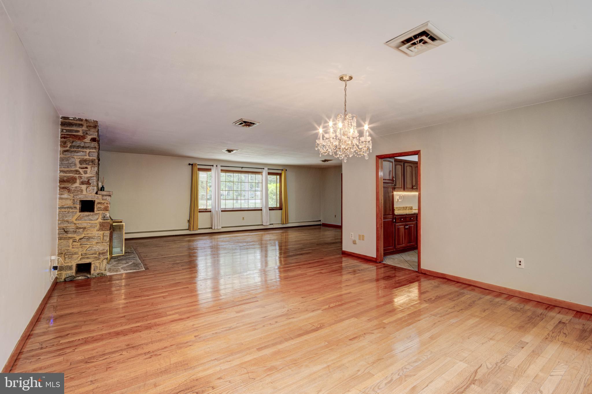 8191 Old Mill Road Pasadena, MD 21122 - Photo 7 of 37 Dining area