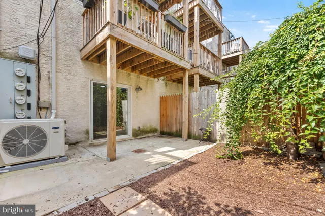 a view of a house with backyard and trees
