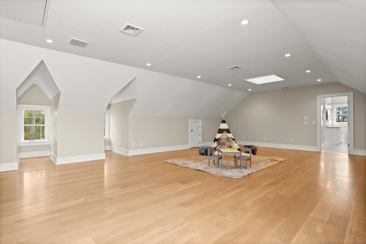 24 Country Club Road New Canaan, CT 06840 - Photo 39 of 43 a view of a room with wooden floor and breakfast area