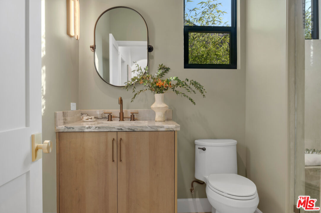 3617 Hillcrest Drive Los Angeles, CA 90016 - Photo 15 of 34 a bathroom with a toilet a sink and mirror