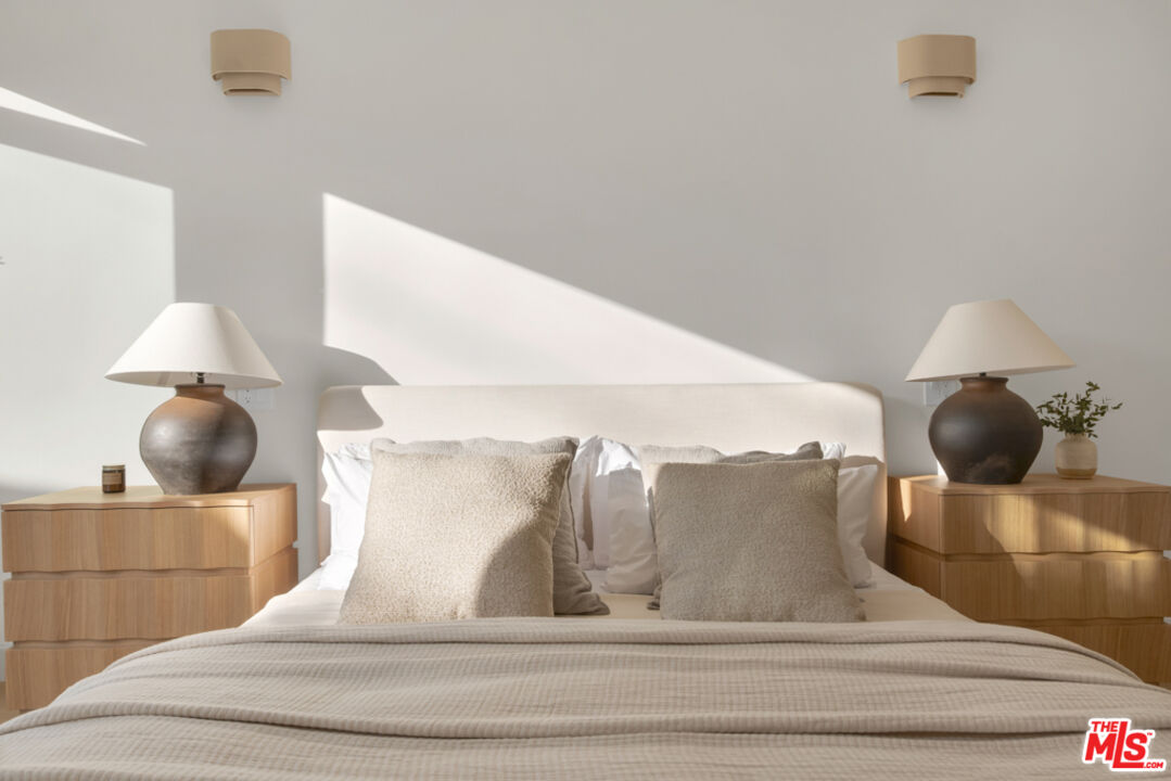 3617 Hillcrest Drive Los Angeles, CA 90016 - Photo 17 of 34 a view of living room with furniture and lamp