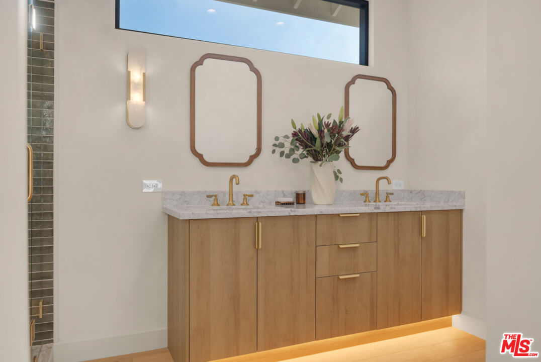 3617 Hillcrest Drive Los Angeles, CA 90016 - Photo 20 of 34 a bathroom with a sink and mirror