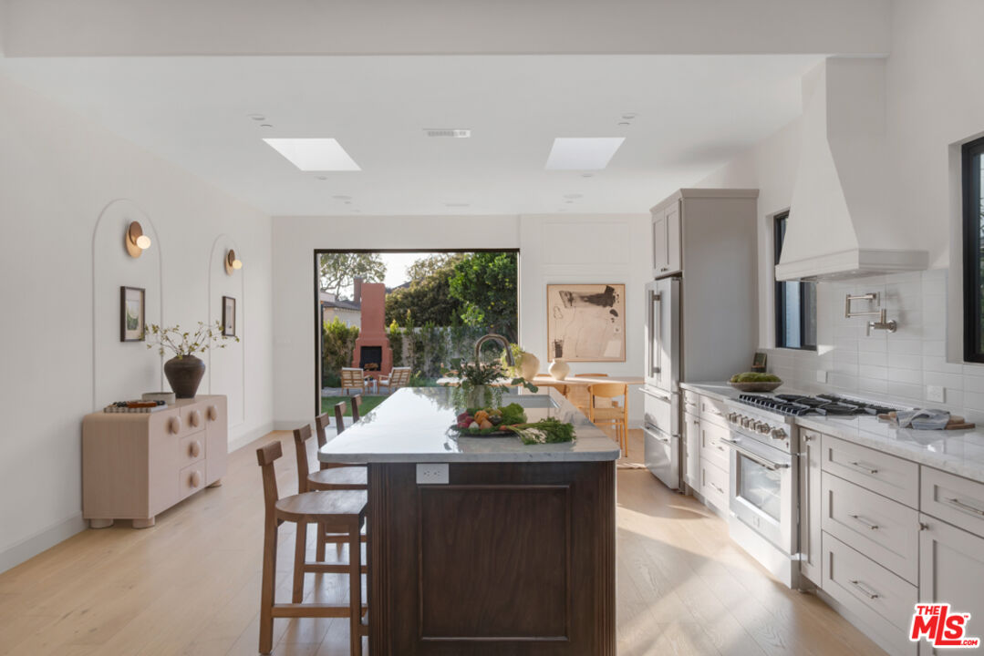 3617 Hillcrest Drive Los Angeles, CA 90016 - Photo 7 of 34 a kitchen with a table and chairs in it