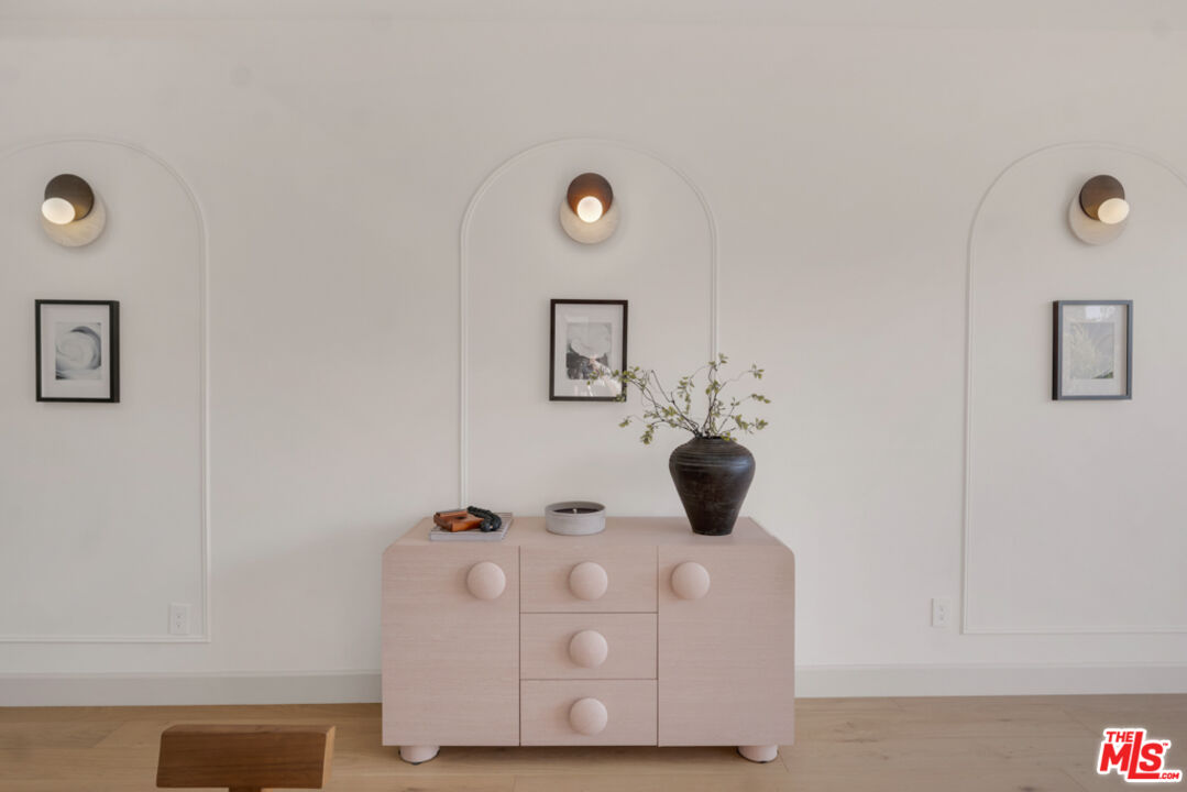 3617 Hillcrest Drive Los Angeles, CA 90016 - Photo 10 of 34 a bathroom with a tub and a mirror