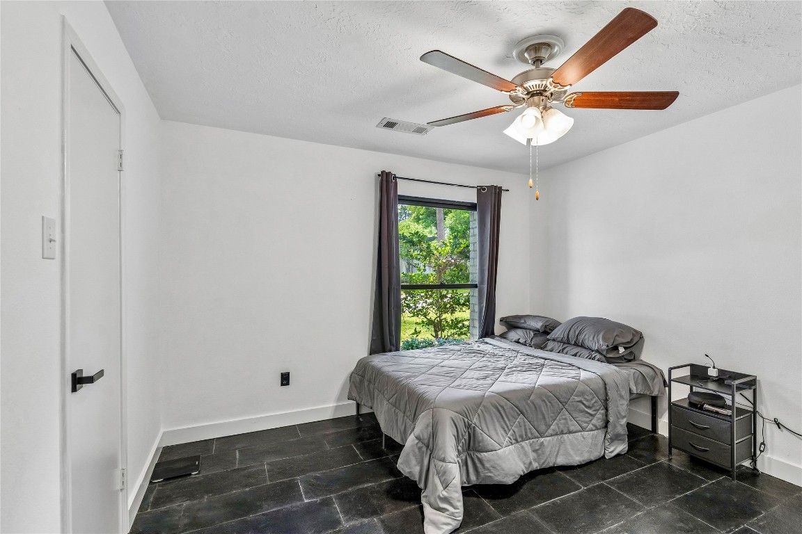 13214 Boca Raton Drive Houston, TX 77069 - Photo 13 of 29 Bedroom 2 with attached full bathroom