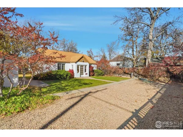 a view of yard in front of house