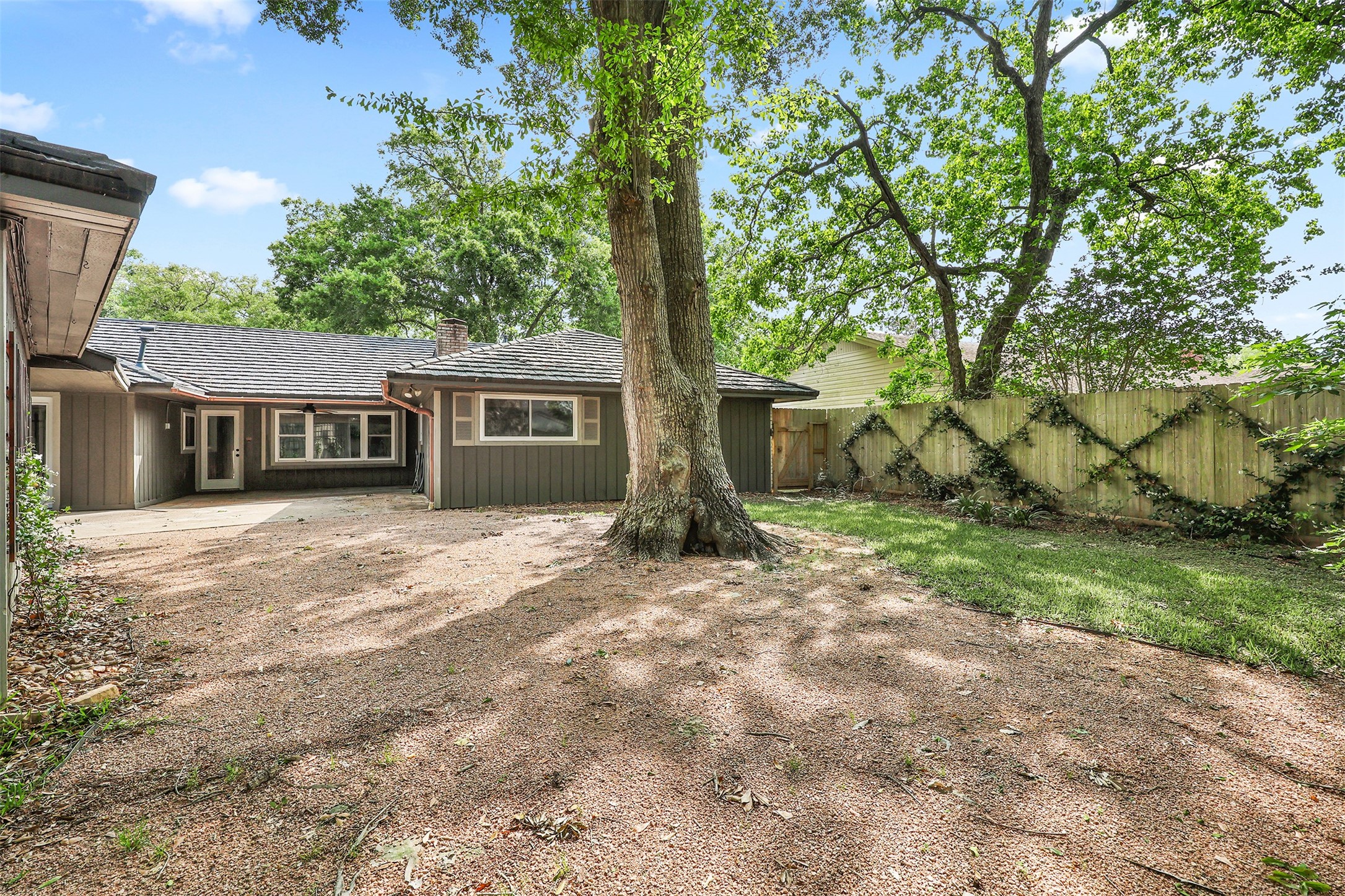 18306 Barbuda Lane Houston, TX 77058 - Photo 20 of 25 front view of a house with a yard