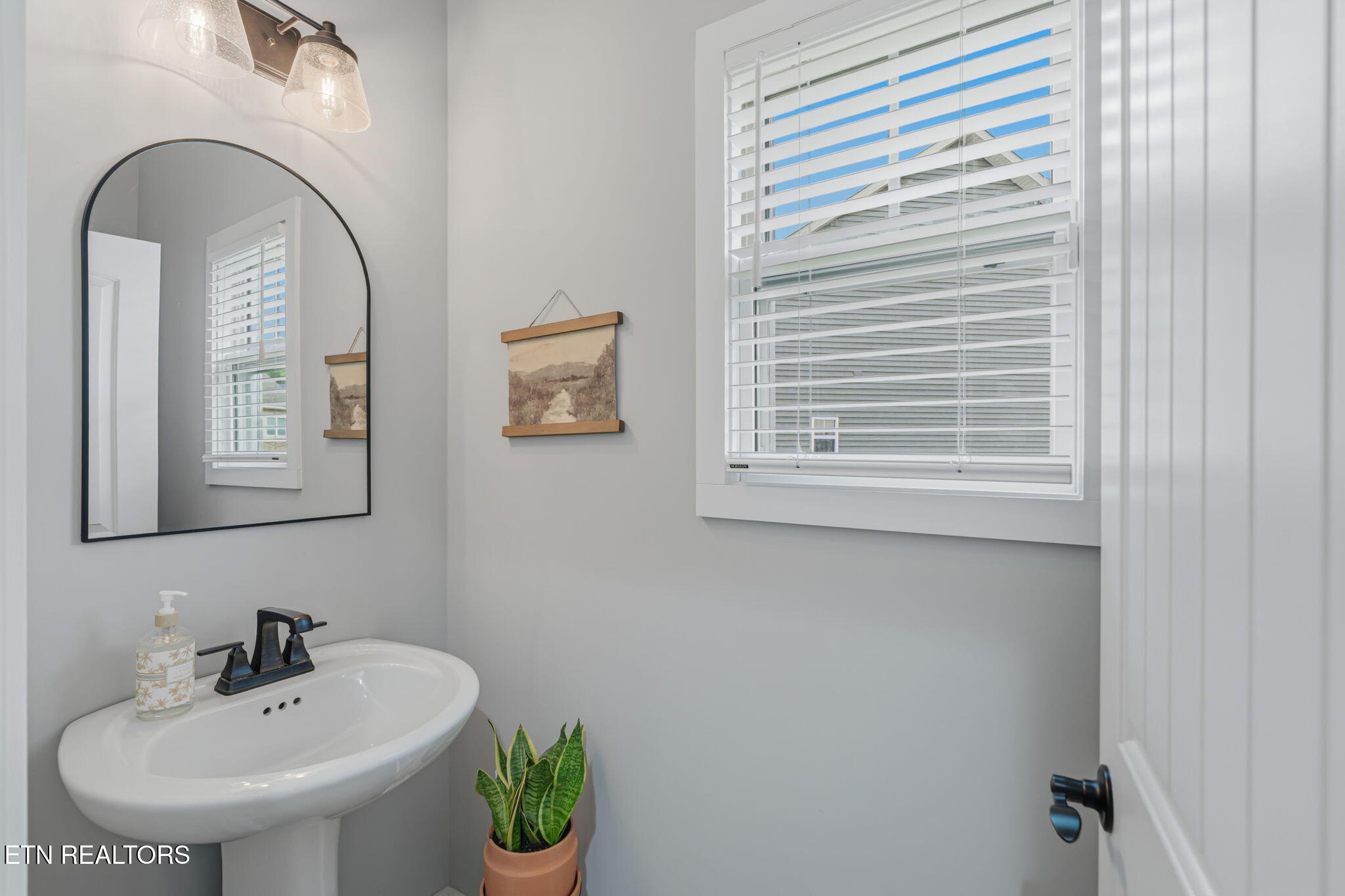 211 Queenberry Street Oak Ridge, TN 37830 - Photo 7 of 58 7-web-or-mls-211 Queenberry Street-2