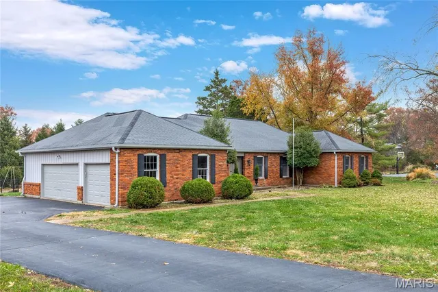 $769,000 | 318 Pebble Valley Drive, Town and Country, MO 63141