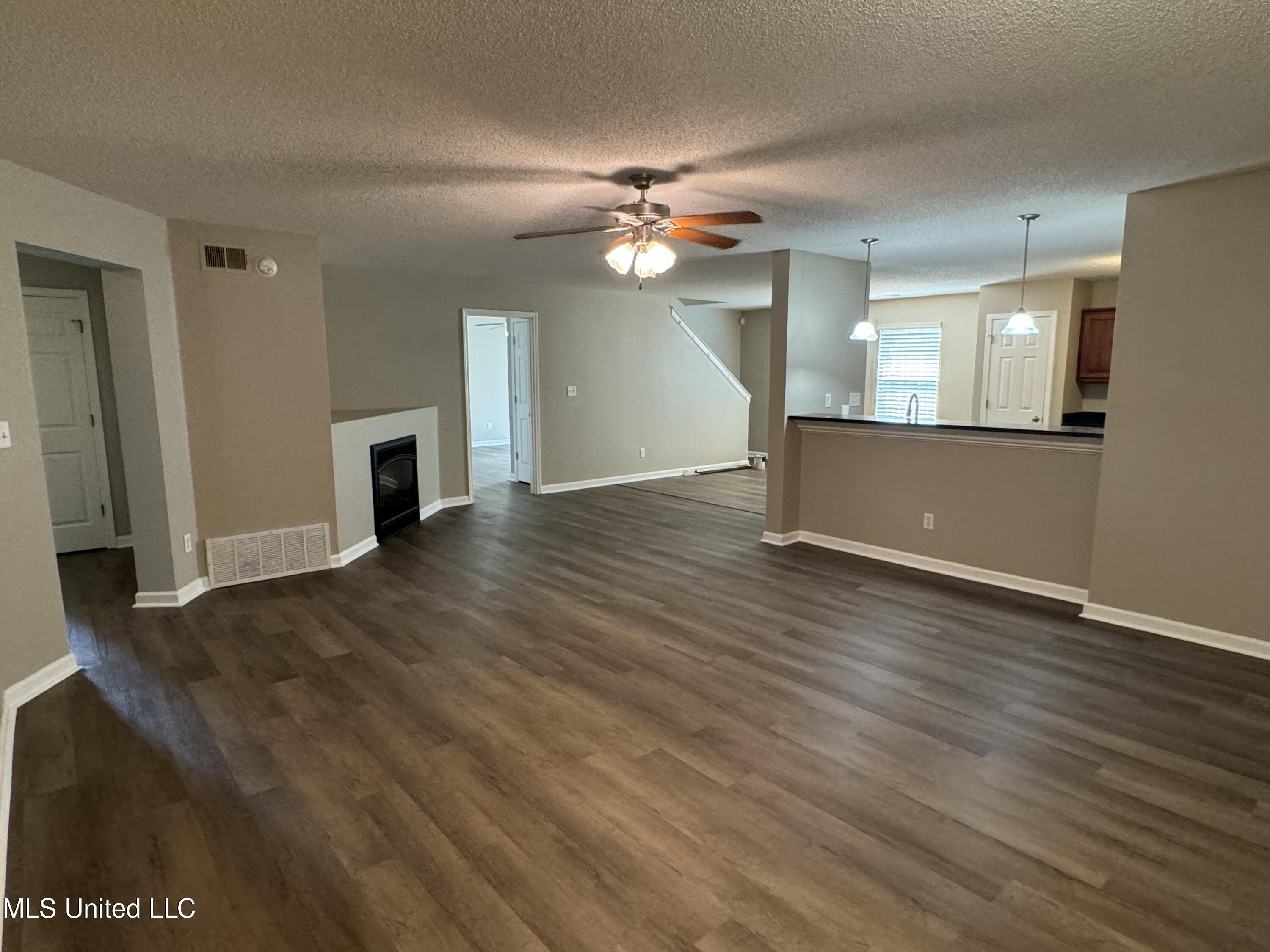 4052 Colton Drive Olive Branch, MS 38654 - Photo 4 of 35 Living Room