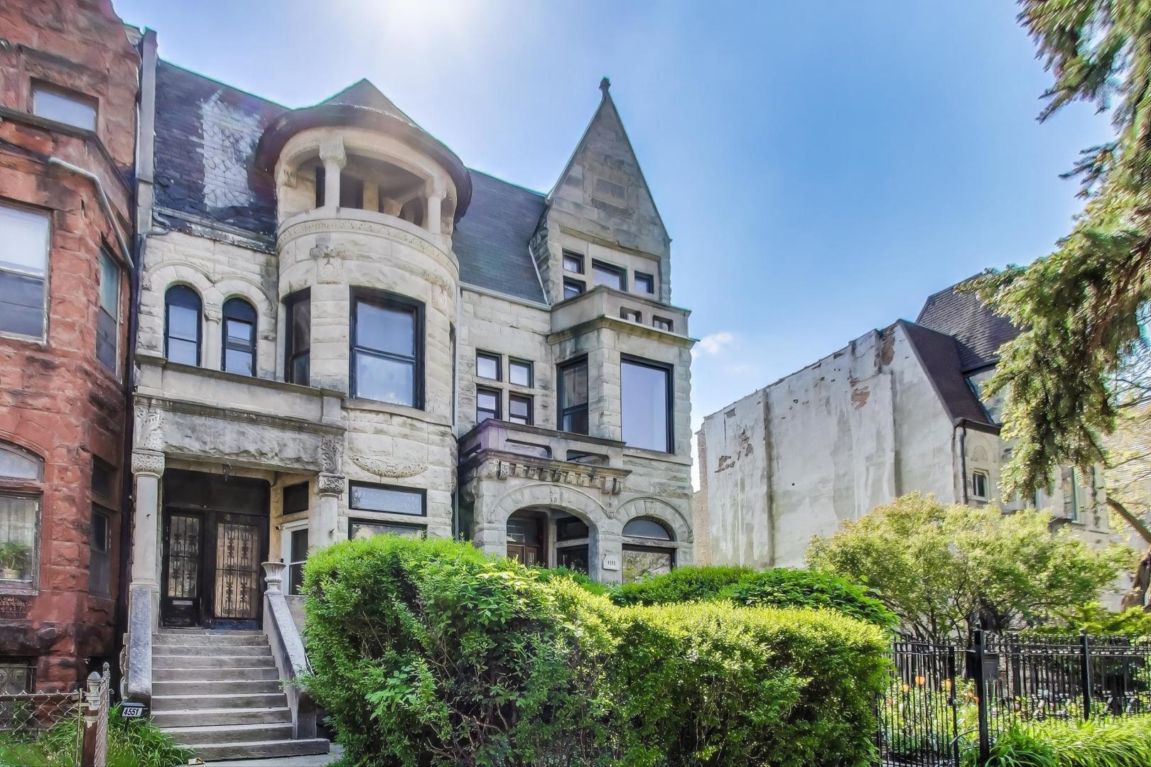 4553 South Ellis Avenue Chicago, IL 60653 - Photo 3 of 62 a front view of a house with garden