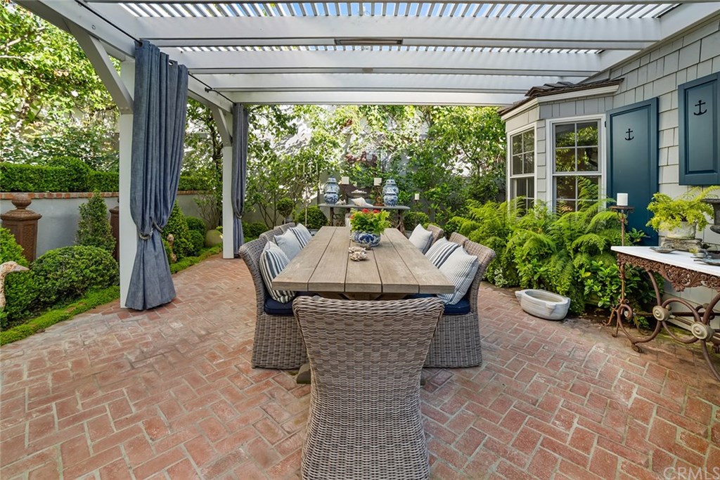 320 Emerald Bay Laguna Beach, CA 92651 - Photo 14 of 32