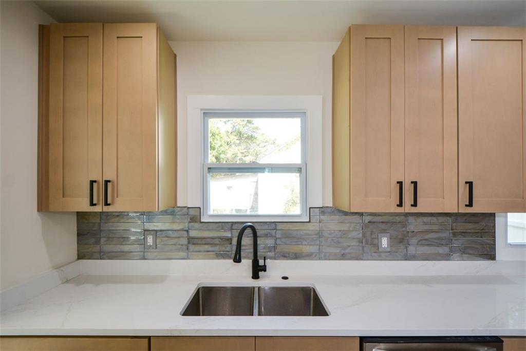 1275 Westridge Road Southwest Atlanta, GA 30311 - Photo 13 of 38 a bathroom with a sink and a bathtub