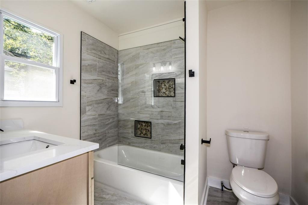 1275 Westridge Road Southwest Atlanta, GA 30311 - Photo 21 of 38 a bathroom with a toilet sink and bathtub