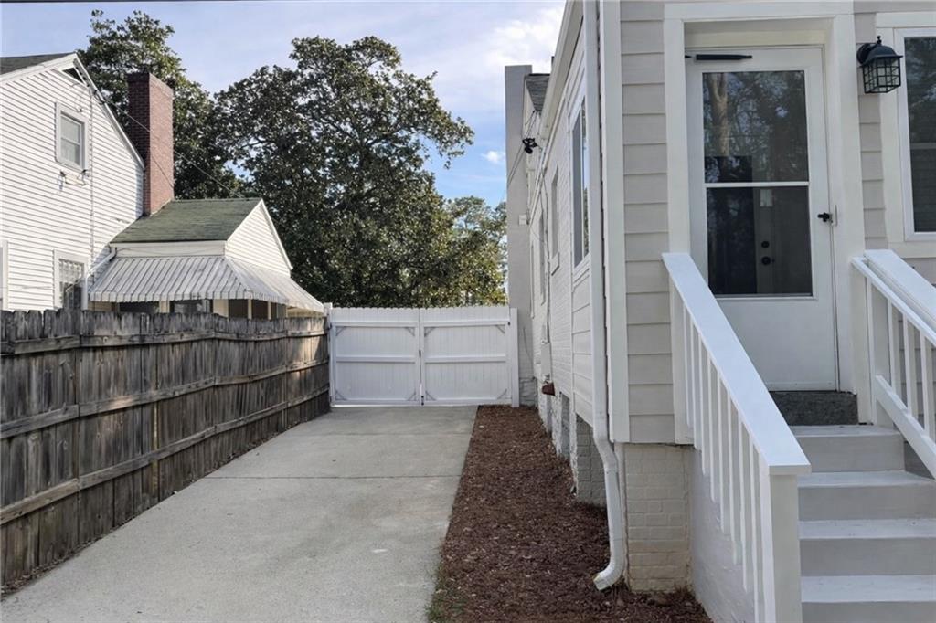 1275 Westridge Road Southwest Atlanta, GA 30311 - Photo 35 of 38 a house view with a tub
