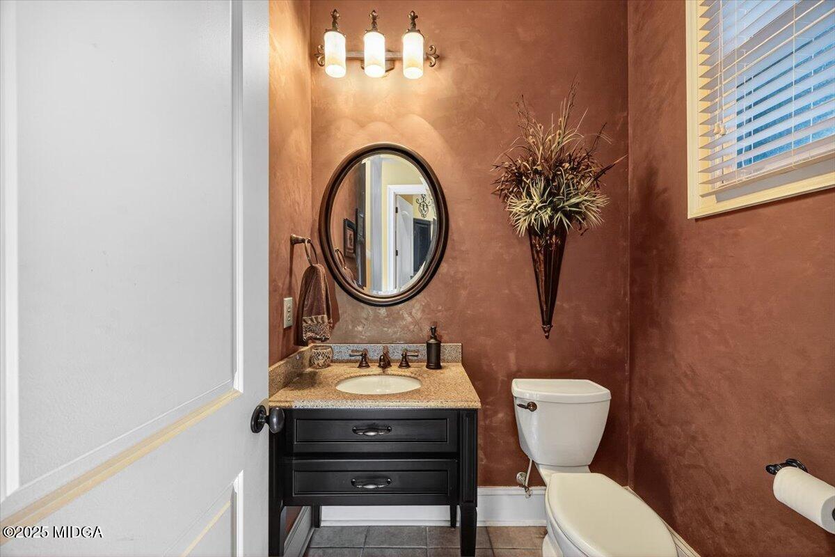 208 Crystal Drive Byron, GA 31008 - Photo 41 of 87 a bathroom with a toilet a sink and a mirror