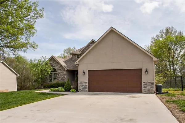 $480,000 | 8 Southeast 230th Road, Warrensburg, MO 64093