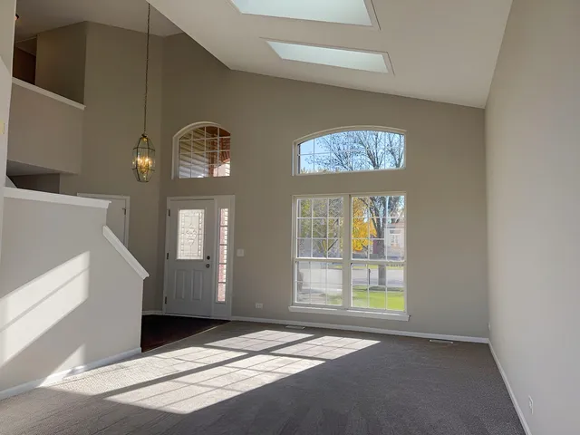 $432,500 | 1183 Moonstone Run, Lake In The Hills, IL 60156