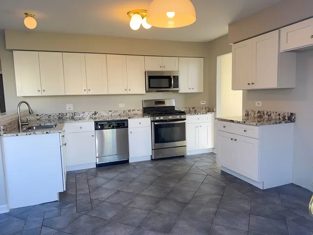 $432,500 | 1183 Moonstone Run, Lake In The Hills, IL 60156