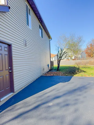 $432,500 | 1183 Moonstone Run, Lake In The Hills, IL 60156