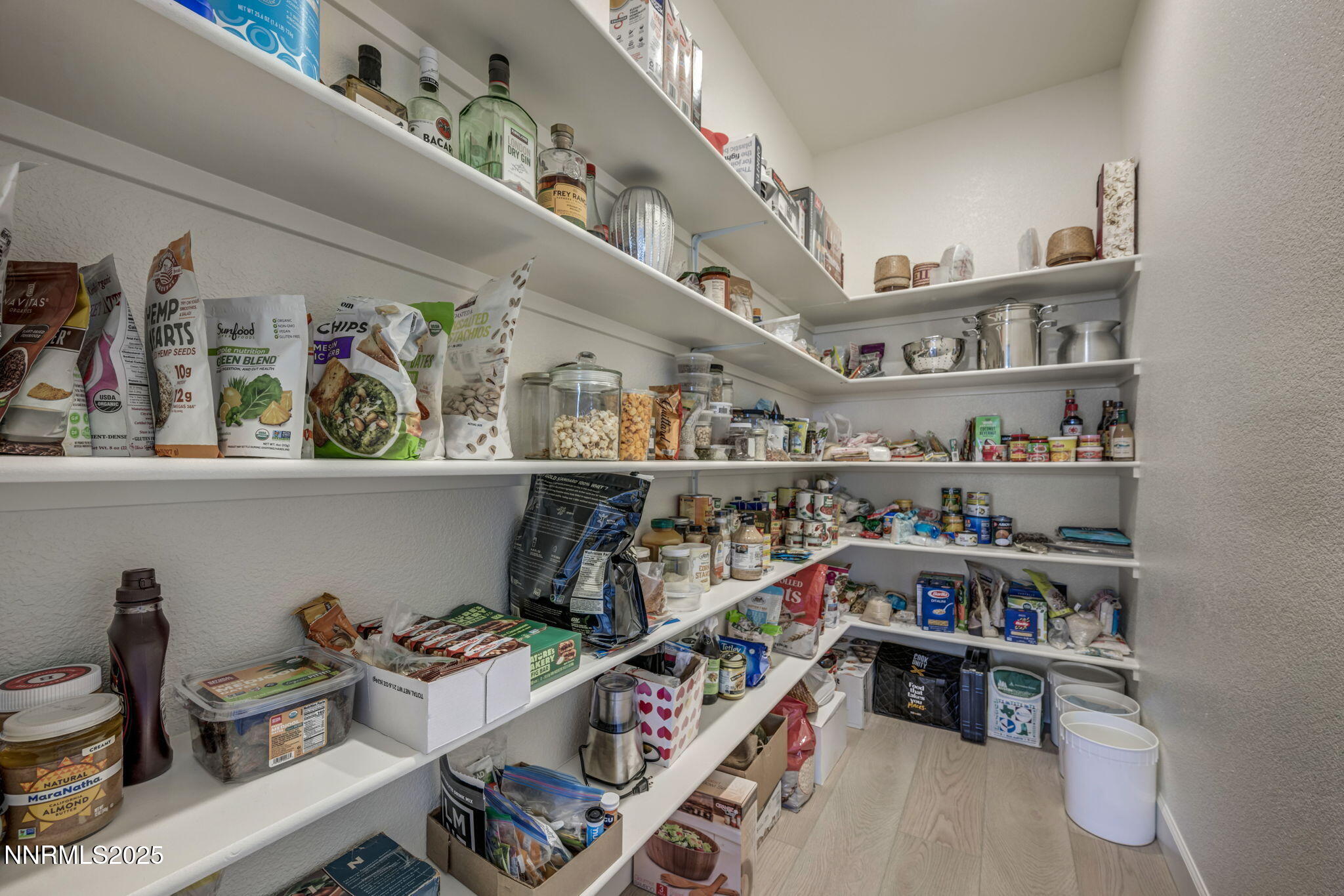 6870 Pilot Peak Road Sparks, NV 89436 - Photo 21 of 55 a room with lots of books and a shelf