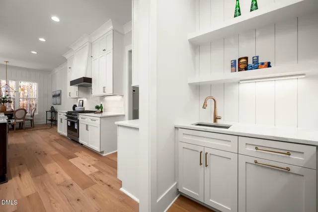 a view of a house with backyard and trees