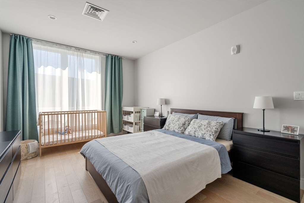 44-50 Symphony Road, Unit 403 Boston, MA 02115 - Photo 13 of 28 a bedroom with a bed and a lamp