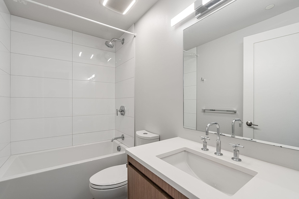 44-50 Symphony Road, Unit 403 Boston, MA 02115 - Photo 16 of 28 a bathroom with a sink a toilet and a bathtub