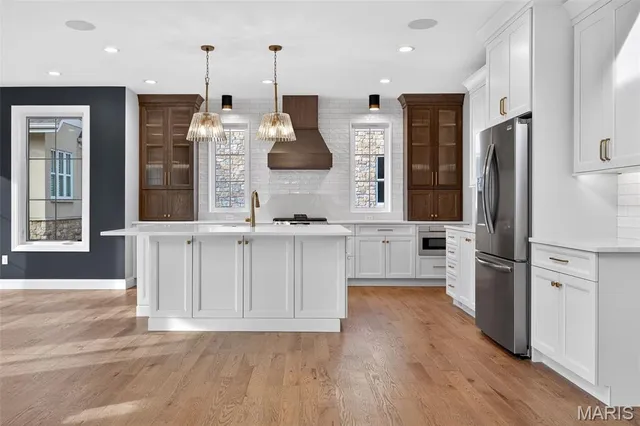 $2,100,000 | 216 West Essex Avenue, St. Louis, MO 63122