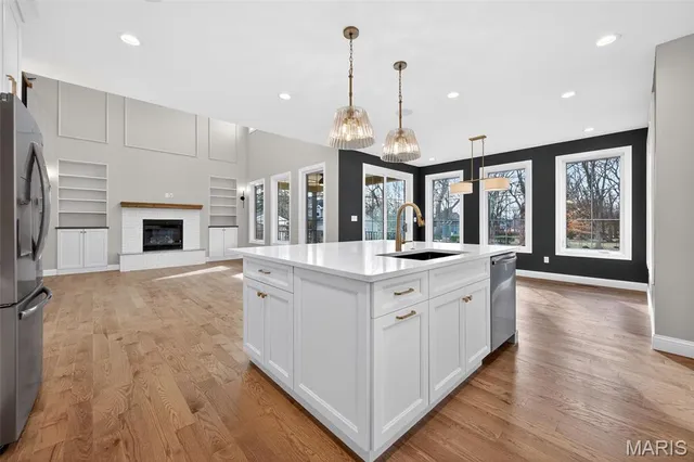 $2,100,000 | 216 West Essex Avenue, St. Louis, MO 63122