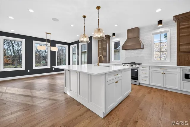 $2,100,000 | 216 West Essex Avenue, St. Louis, MO 63122