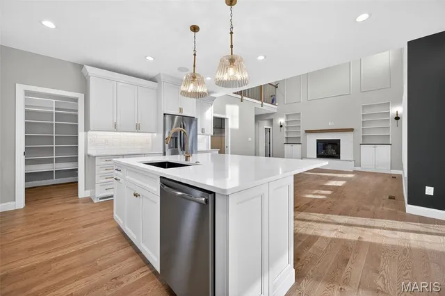 $2,100,000 | 216 West Essex Avenue, St. Louis, MO 63122