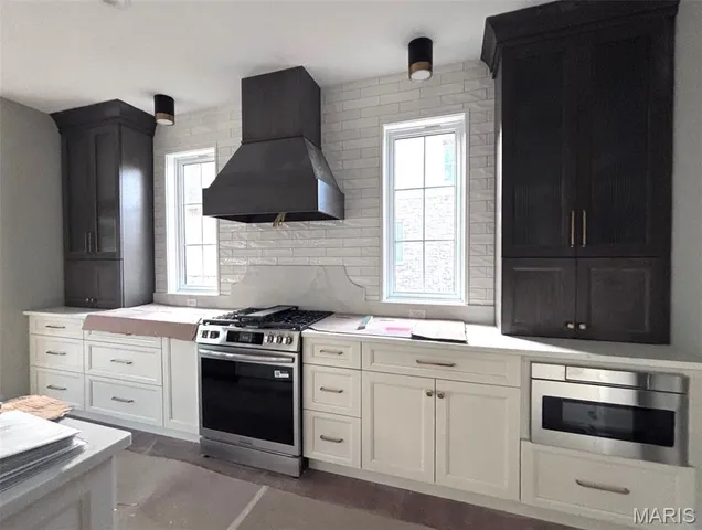 $2,100,000 | 216 West Essex Avenue, St. Louis, MO 63122