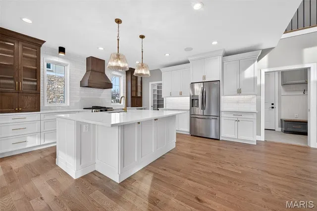 $2,100,000 | 216 West Essex Avenue, St. Louis, MO 63122