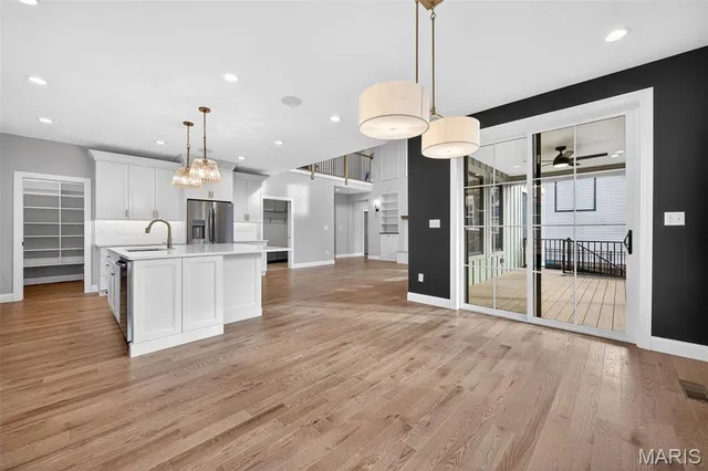 $2,100,000 | 216 West Essex Avenue, St. Louis, MO 63122