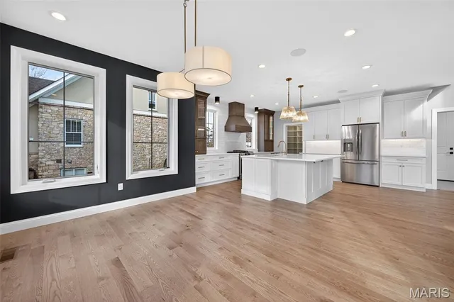 $2,100,000 | 216 West Essex Avenue, St. Louis, MO 63122