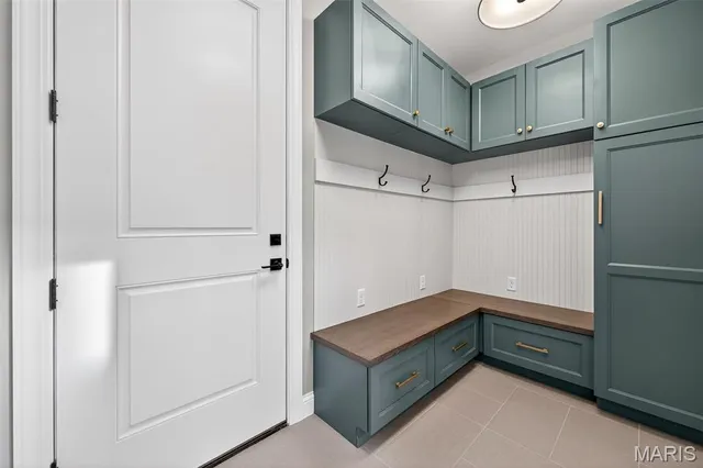 $2,100,000 | 216 West Essex Avenue, St. Louis, MO 63122