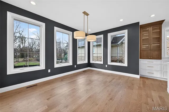 $2,100,000 | 216 West Essex Avenue, St. Louis, MO 63122