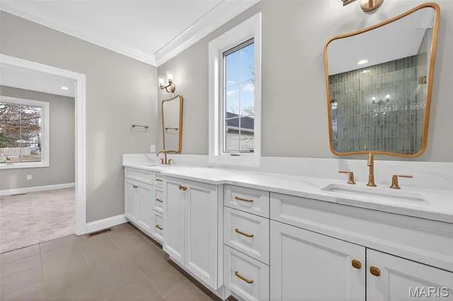 $2,100,000 | 216 West Essex Avenue, St. Louis, MO 63122