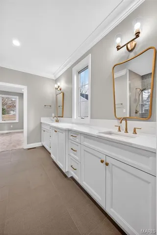 $2,100,000 | 216 West Essex Avenue, St. Louis, MO 63122