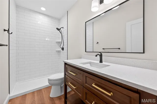 $2,100,000 | 216 West Essex Avenue, St. Louis, MO 63122