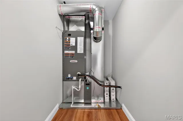 $2,100,000 | 216 West Essex Avenue, St. Louis, MO 63122