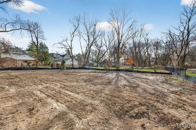 $2,100,000 | 216 West Essex Avenue, St. Louis, MO 63122