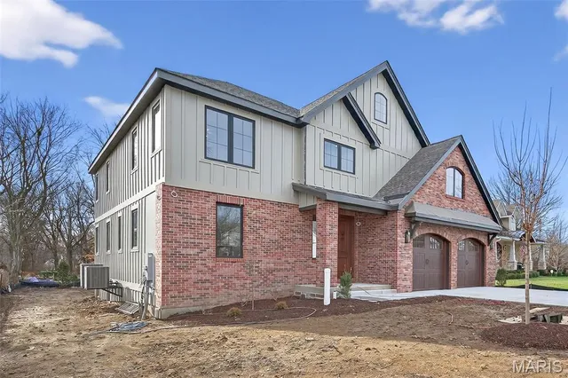 $2,100,000 | 216 West Essex Avenue, St. Louis, MO 63122