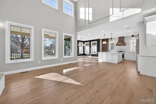 $2,080,000 | 216 West Essex Avenue, St. Louis, MO 63122