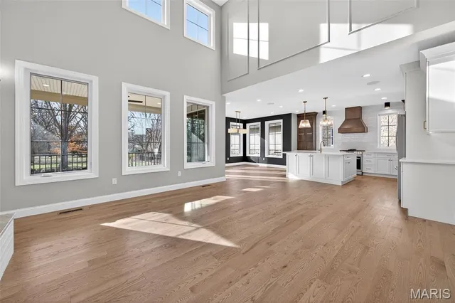 $2,100,000 | 216 West Essex Avenue, St. Louis, MO 63122