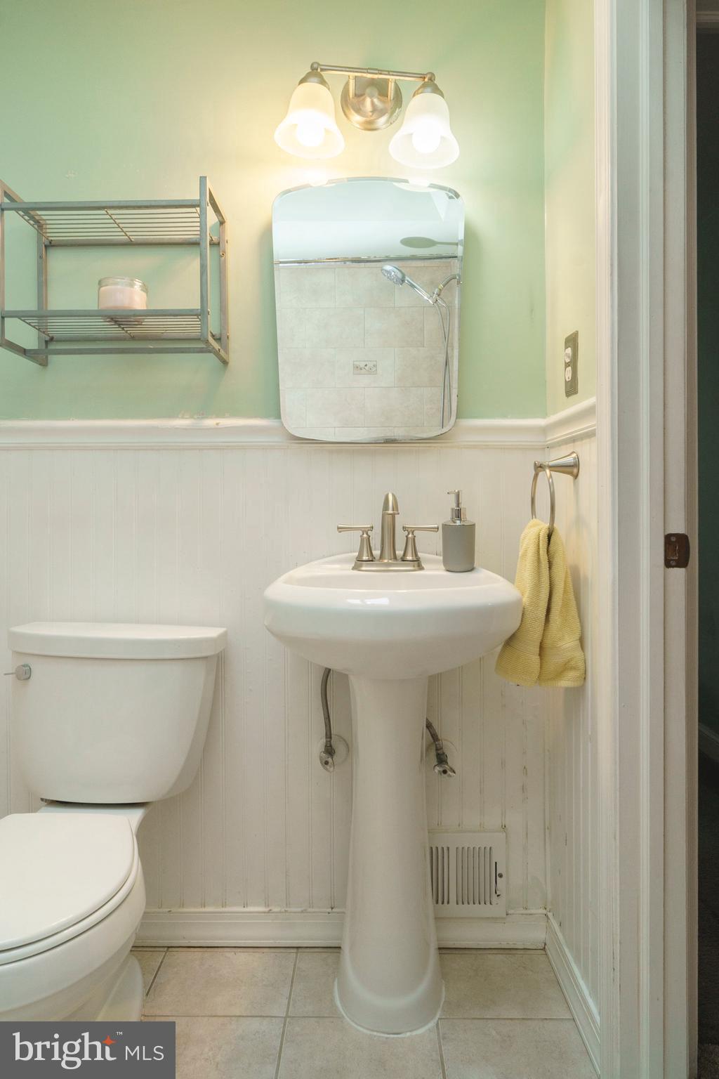 11 Winthrop Road Darby, PA 19023 - Photo 14 of 22 Full Bathroom