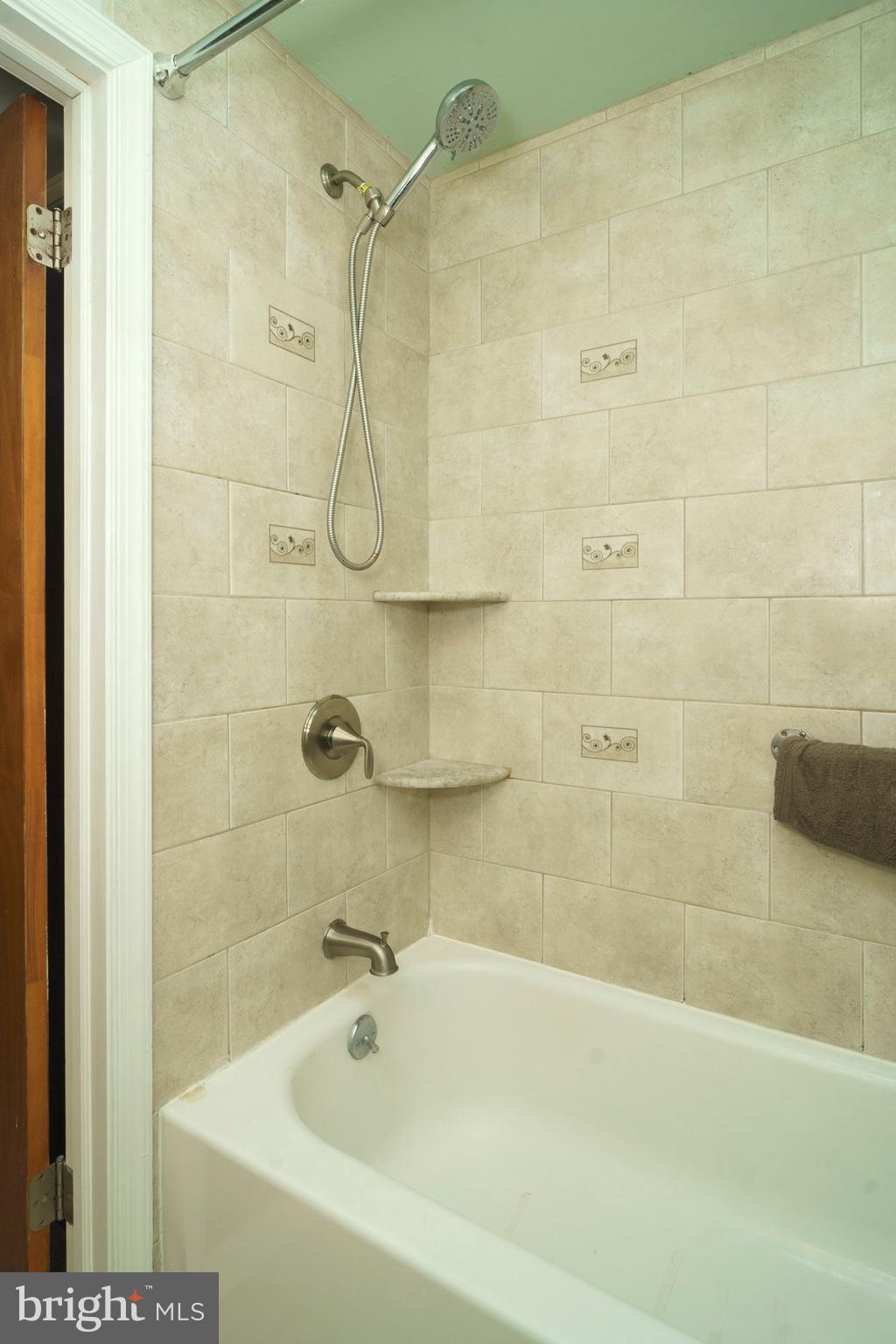 11 Winthrop Road Darby, PA 19023 - Photo 15 of 22 Full Bathroom
